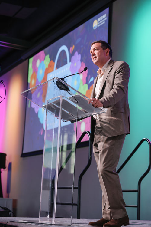 Corinna Holt Richter accepting the Joci Straus Visionary Leadership Award